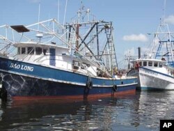 Des bateaux vietnamiens à quai à Biloxi en attendant d'éventuels emplois de nettoyage de la marée noire