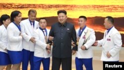 김정은 북한 국무위원장이 지난 2014년 10월 인천 아시안게임에서 금메달을 따고 돌아온 선수들을 격려하고 있다.