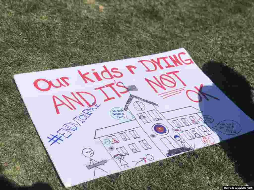 Un dessin d&#39;enfants réclamant une meilleure législation sur le contrôle des armes à feu déposé&nbsp;sur la pelouse, à Washington DC, le 24 mars 2018. 