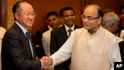 Indian Finance Minister Arun Jaitley, right, shakes hand with World Bank President Jim Yong Kim, in New Delhi, India on June 30, 2016. 