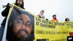 Para aktivis HAM menuntut pembebasan Shaker Aamer, warga Inggris yang ditahan di Guantanamo, dalam aksi unjuk rasa di Washington (foto: dok).