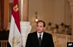 Egyptian President Abdel-Fattah el-Sissi prepares to meet with German Chancellor Angela Merkel at the presidential palace in Cairo, Egypt, March 2, 2017.