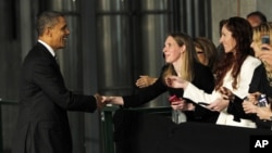 Obama saluda a un grupo de invitados en el colegio de Ciencias a Nanoescala e Ingeniería, en Albany, estado de Nueva York.