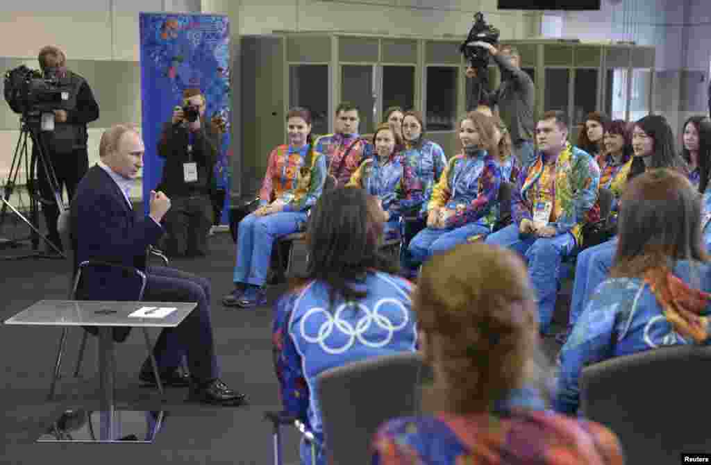 روسی صدر ولادیمر پوٹن نے سرمائی اولمپکس کے رضاکاروں سے بات چیت کر رہے ہیں۔