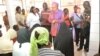 La ministre de la Femme rencontre des filles excisées au Centre médical protestant Schiphra Ouaga, à Ouagadougou, au Burkina Faso, le 21 octobre 2018. (VOA/Lamine Traoré)