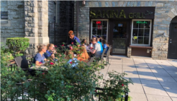 ریستورانوں کو عمارت سے باہر کھانا پیش کرنے کی اجازت مل گئی ہے