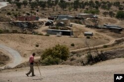 Seorang pria Bedoui berjalan di desa Umm Al-Hiran di padang pasir Negev, Israel, 12 Mei 2015.