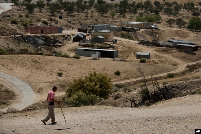 Seorang pria Bedoui berjalan di desa Umm Al-Hiran di padang pasir Negev, Israel, 12 Mei 2015.