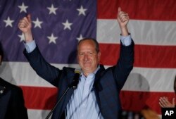 10일 미국 노스캐롤라이나주 9구역 연방 하원의원 보궐선거에서 승리한 댄 비숍 후보가 자축하고 있다.