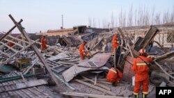 Tim SAR ,elakukan pencarian korban pasca gempa di Kashgar, wilayah Xinjiang barat laut China, 20 Januari 2020. 