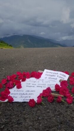 Warga desa Mamit meletakkan bunga dan catatan untuk pilot Joyce Lin di ujung landasan (courtesy: MAF).