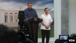 Presiden SBY didampingi Wapres Boediono saat mengumumkan penunjukan Roy Suryo sebagai Menpora di kantor Presiden, Jumat 11/1 (foto: VOA/Andylala)