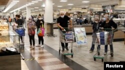 Personas en un supermercado después de la reapertura de las fronteras, en medio del brote de la enfermedad del coronavirus, en el centro comercial Rhein Center en Weil am Rhein, Alemania, el 15 de junio de 2020.