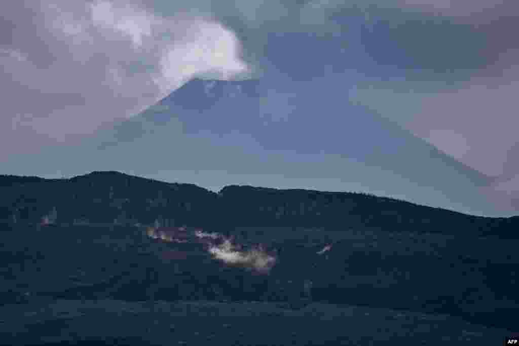 Libulu lya volcan Nyamuragira oyo ezali nanu kosala pene na volcan Nyiragongo, na nord ya Goma, Nord-Kivu, 30 mai 2021.