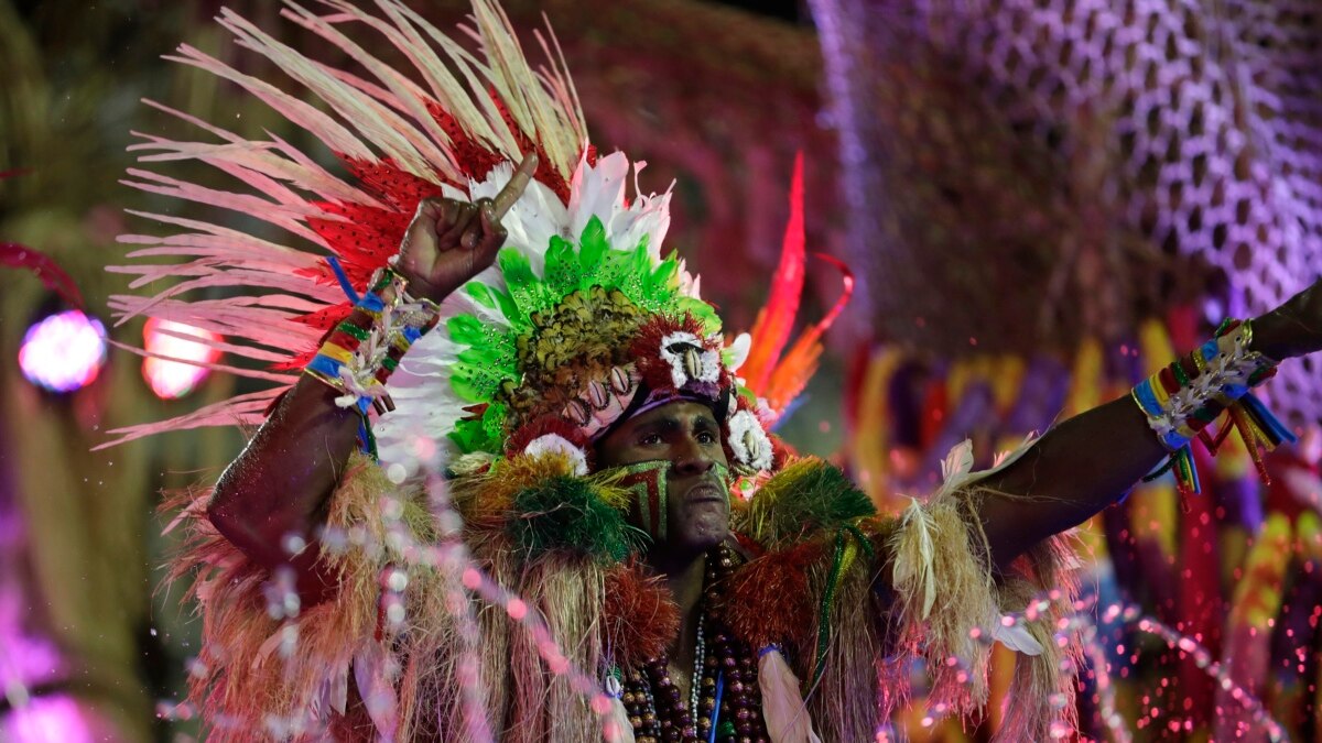 Рио новости на сегодня. Карнавал в Бразилии. Карнавальная маска Бразилия. Бразильский карнавал маски. Июля карнавал.