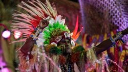 Una artista de la escuela de samba Grande Rio desfila durante las celebraciones de Carnaval en el Sambódromo de Río de Janeiro, Brasil, el lunes 24 de febrero de 2020. (Foto AP / Silvia Izquierdo)