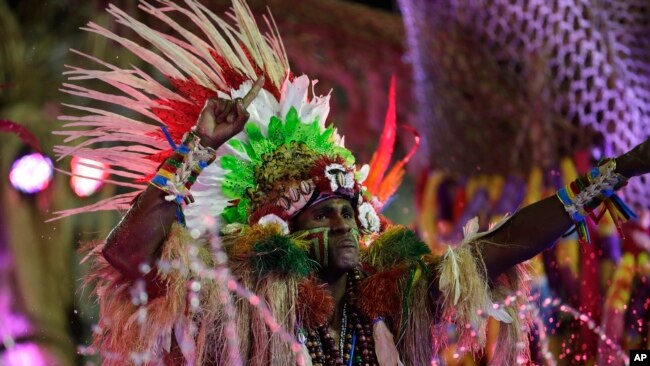 Una artista de la escuela de samba Grande Rio desfila durante las celebraciones de Carnaval en el Sambódromo de Río de Janeiro, Brasil, el lunes 24 de febrero de 2020. (Foto AP / Silvia Izquierdo)