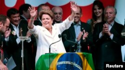 La presidenta Dilma Rousseff celebra su triunfo en la segunda vuelta de las elecciones de Brasil.