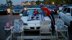 Anak dan ayah tengah menonton film di sebuah drive-in cinema di Gary, Indiana, Amerika Serikat. Foto diambil tahun 2013