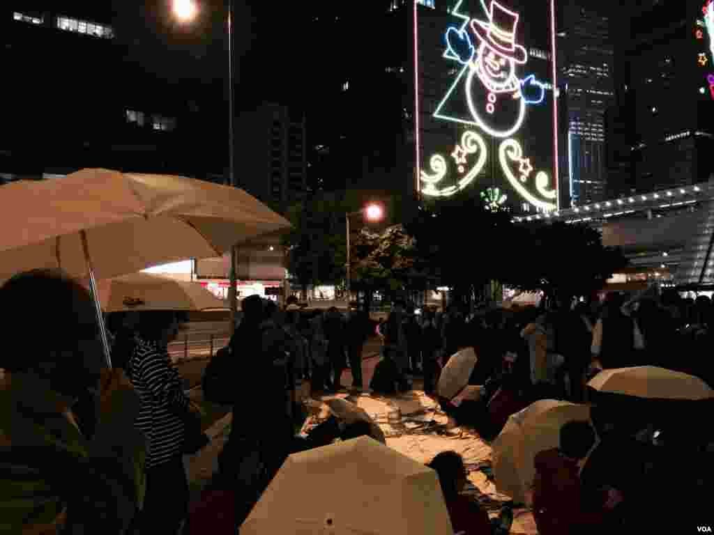 香港政府总部外的平安夜集会，晚上8时左右结束，各区仍有「团物团」及「报佳音」等争取真普选活动