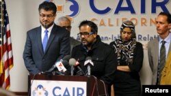 Farhan Khan, au centre, frère-frère de l’auteur présumé de la fusillade de San Bernardino, Syed Farook, prend la parole au cours d’une conférence de presse au Conseil sur les relations américano-islamiques à Anaheim, en Californie, 2 décembre 2015.