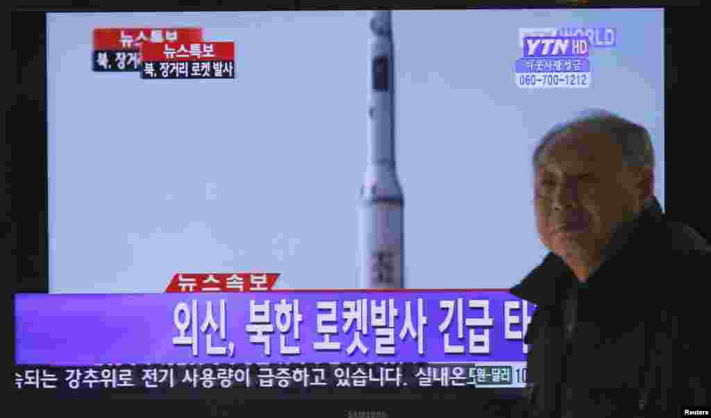 A South Korean man walks past a television report on North Korea's rocket launch, at Seoul railway station in Seoul December 12, 2012.