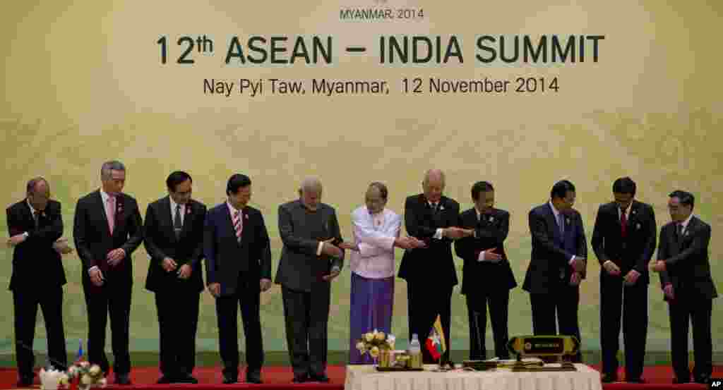 PM India Narendra Modi (kelima dari kiri) bersiap untuk berfoto bersama para pemimpin ASEAN di KTT ASEAN di Naypyitaw, Myanmar (12/11).&nbsp;(AP/Gemunu Amarasinghe)