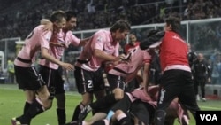 Para pemain Palermo merayakan gol yang dicetak Giulio Migliaccio dalam leg kedua semifinal Piala Italia di stadion Renzo Barbera, Palermo hari Selasa (10/5).