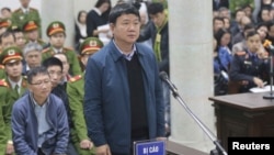 Ông Đinh La Thăng, nguyên Ủy viên Bộ Chính trị, nguyên Bí thư thành ủy TPHCM, nguyên Chủ tịch HĐQT PVN, trong phiên tòa ngày 8/1/2018.