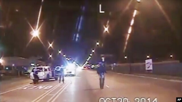 Foto tomada de la cámara de un auto de policía, provista por el Departamento de Policía de Chicago, que muestra a Laquan McDonald caminando por la calle momentos antes de ser disparado por el oficial Jason Van Dyke, en Chicago. Oct. 20 de 2014.