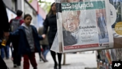 Un periódico informa sobre la expulsión de Fernando Karadima del sacerdocio por orden del papa Francisco, en Santiago, Chile, el viernes 28 de septiembre de 2018.
