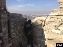 As Iraqi forces close in on capturing all of eastern Mosul, Iraqi snipers guard urban areas as IS militants continue to send mortars and gunfire into civilian areas, taken on Jan. 19, 2017 in Mosul, Iraq. (H.Murdock/VOA)