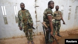 Tentara Pantai Gading berpatroli di kota Noe, dekat perbatasan negaranya dengan Ghana (24/9). Kedua negara akan meluncurkan satuan tugas bersama untuk menyelidiki kematian delapan warga Ghana pekan lalu.