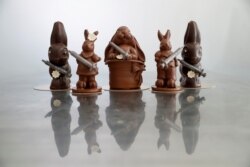 Cokelat berbentuk Kelinci Paskah memegang jarum suntik terlihat di toko pembuat permen cokelar Hungaria, Laszlo Rimoczi, di tengah pandemi COVID-19 di Lajosmizse, Hungaria, 9 Maret 2021. (REUTERS / Bernadett Szabo)