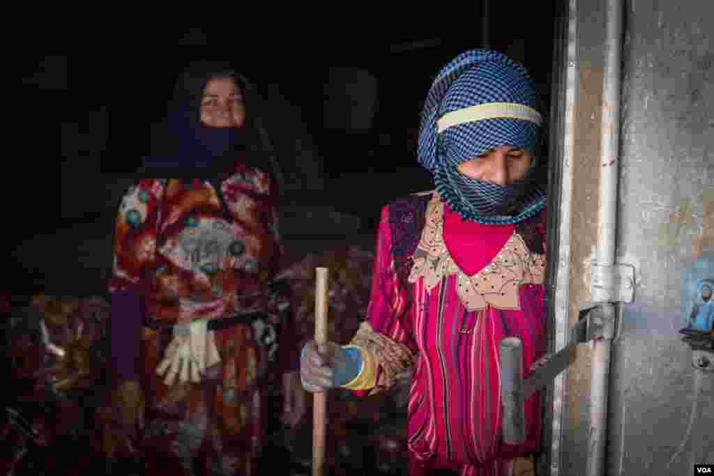 Workers at a farm in the Bekaa, one of the country&rsquo;s most crucial farming regions, Sept., 2015. (John Owens/VOA)