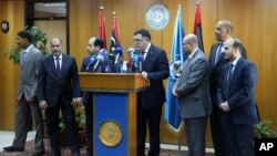 Fayez Seraj, entouré par des membres du Conseil présidentiel, lors d'une conférence à la base navale de Metiga à Tripoli, en Libye, le 30 Mars 2015. (AP Photo/Mohamed Ben Khalifa)