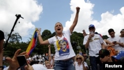 Lilian Tintori (C), wife of jailed Venezuelan opposition leader Leopoldo Lopez arrives to a rally to demand a referendum to remove Venezuela's President Nicolas Maduro in Caracas, Oct. 22, 2016.