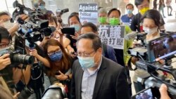 8-18案被判罪名成立的民主黨前主席何俊仁離開法庭時被大批記者包圍採訪，他對判決感到失望，會同團隊研究是否上訴 (美國之音/湯惠芸）