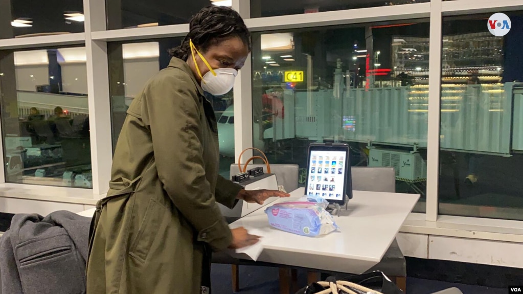 Muchos pasajeros han comenzado a adoptar nuevos hábitos durante su estancia en el aeropuerto y durante el vuelo, como usar mascarillas y desinfectar sus asientos y otros objetos que tocarán. (Foto: Celia Mendoza)