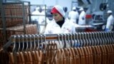 Para pekerja tampak sedang beraktivitas dalam proses produksi sosis di Akova Impex Meat Industry Ovako yang telah menerima sertifikasi halal. Sarajevo, Bosnia dan Herzegovina, 2 Desember 2016 (foto: Reuters/Dado Ruvic)