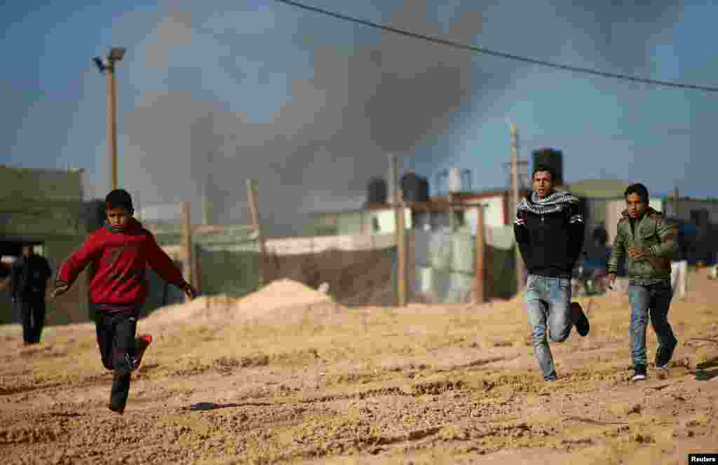 فرار مردم نوار غزه از حمله هوایی اسرائیلی. روز یکشنبه و دوشنبه تنش در این منطقه زیاد شد. اسرائیل می گوید در واکنش به شلیک راکت از غزه، به نقاطی در این منطقه موشک شلیک کرده است.