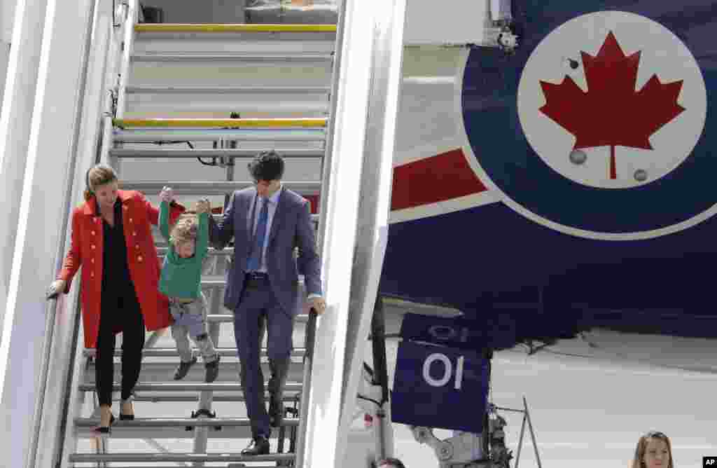 Sophie Gregoire-Trudeau, son Hadrien, and Canada&#39;s Prime Minister Justin Trudeau, from left, arrive for the G-20 summit in Hamburg, northern Germany.