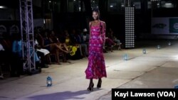 Une mannequin défilant lors de la LFW 2019, à Lomé, le 14 septembre 2019. (VOA/Kayi Lawson)