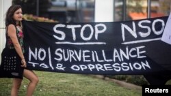 Aktivis memrotes perusahaan NSO Group di Herzliya dekat Tel Aviv, Israel atas kegiatan memata-matai yang dilakukan dengan spyware buatan perusahaan itu (foto: dok). 