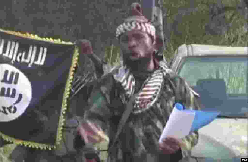 L&rsquo;image fixe de la vidéo du chef du mouvement extrémiste islamiste Boko Haram que l&rsquo;AFP a obtenue, montre Abubakar Shekau, faisant une déclaration dans un lieu encore non-déterminé. 