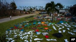 Ropa puesta a secar por sobrevivientes del huracán Dorian en el vecindario de Arden Forest, en Freeport, Bahamas, el 4 de septiembre de 2019. AP.