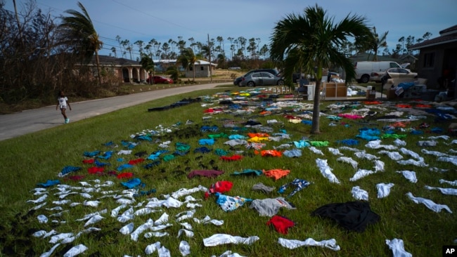 Ropa puesta a secar por sobrevivientes del huracán Dorian en el vecindario de Arden Forest, en Freeport, Bahamas, el 4 de septiembre de 2019. AP.