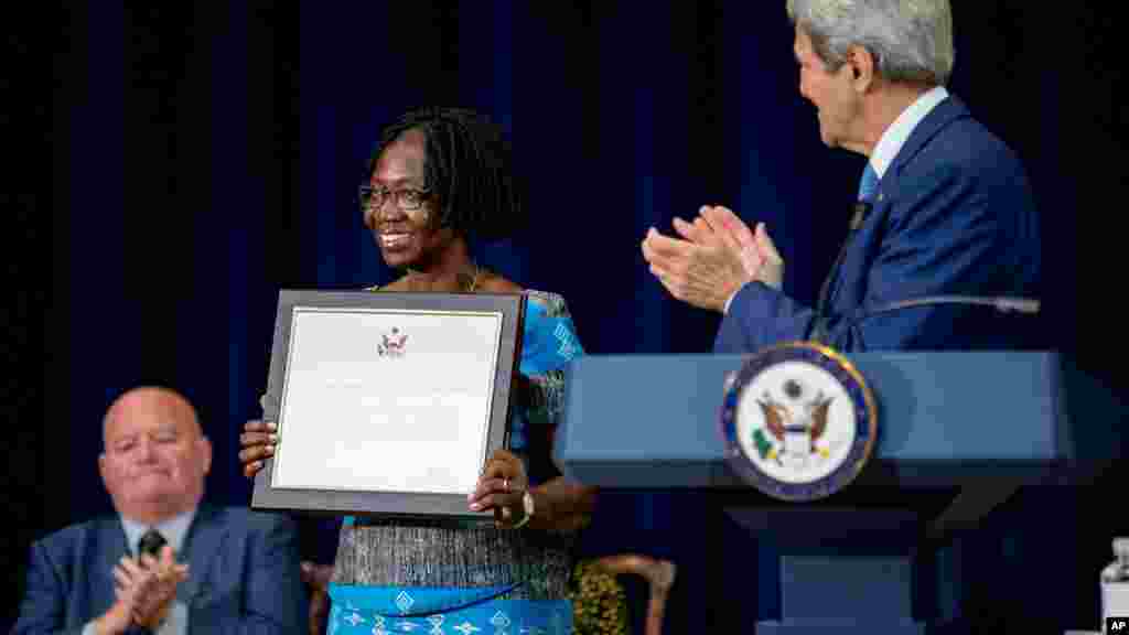 Secrétaire d&#39;Etat John Kerry, remet un prix à Catherine Groenendijk-Nabukwasi du Soudan du Sud pour sa contribution contre la traite humaine, le 27 juillet à 2015.