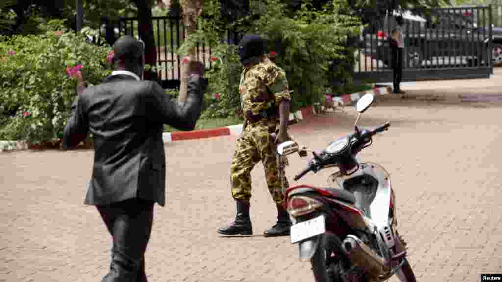 Un membre du Régiment de la sécurité présidentielle, visage masqué, s'approche de l'hôtel Laico à Ouagadougou, au Burkina Faso, 20 septembre 2015.  