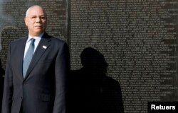 Ông Colin Powell thăm Đài tưởng niệm Chiến tranh Việt Nam, ngày 11/11/2007.